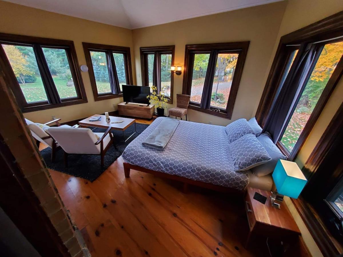 The Front Porch Room Of A 140-Year-Old Victorian House Orangeville Εξωτερικό φωτογραφία