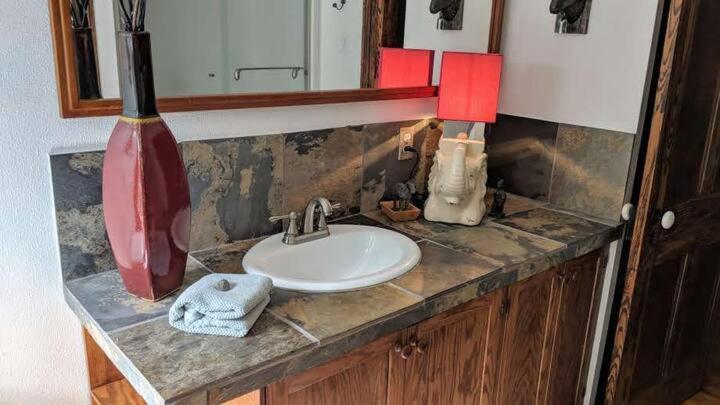 The Front Porch Room Of A 140-Year-Old Victorian House Orangeville Εξωτερικό φωτογραφία
