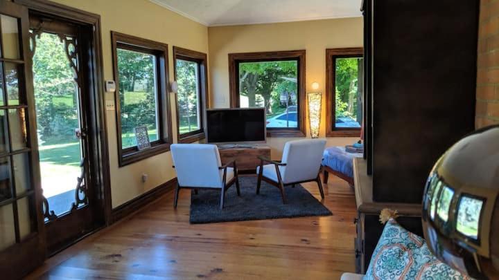 The Front Porch Room Of A 140-Year-Old Victorian House Orangeville Εξωτερικό φωτογραφία