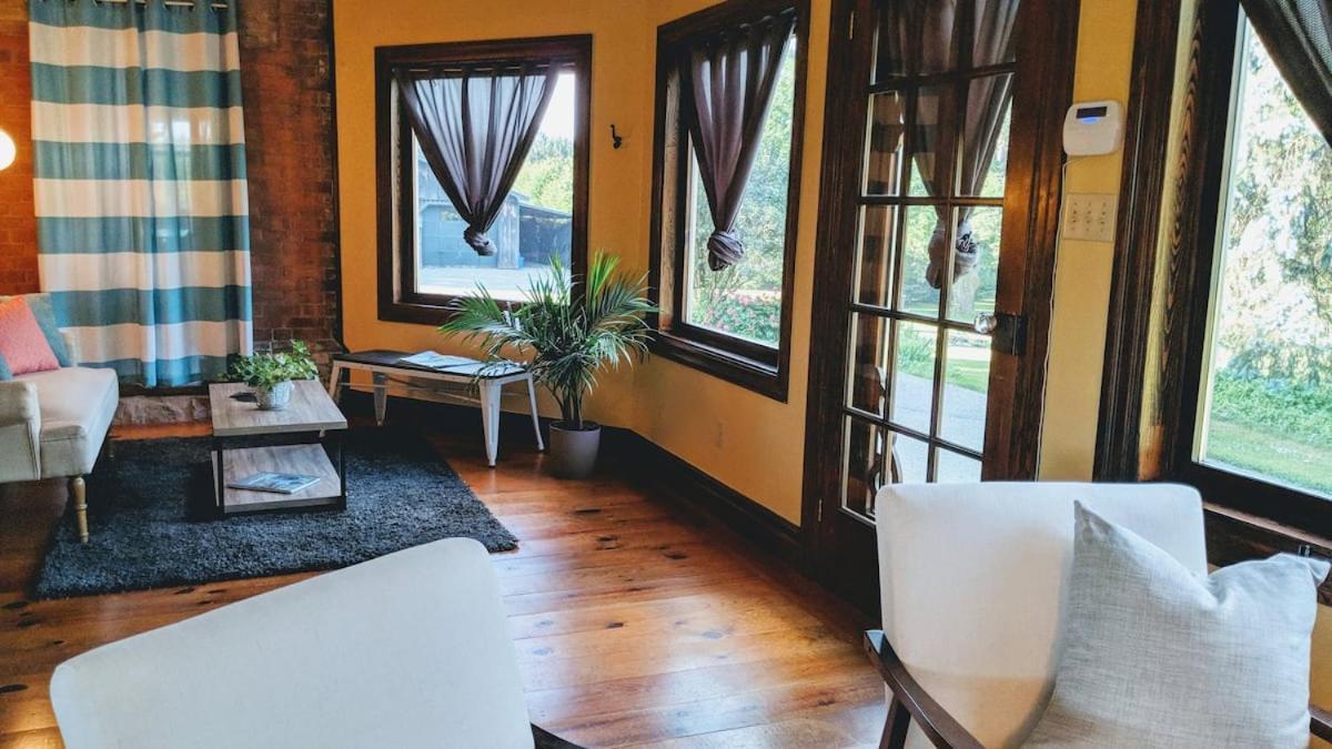 The Front Porch Room Of A 140-Year-Old Victorian House Orangeville Εξωτερικό φωτογραφία